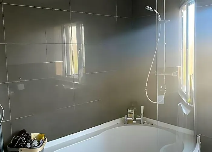 Short And Long Night Stay -Gatwick And City Centre