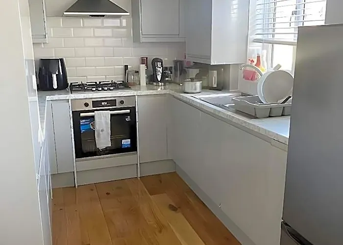 Short And Long Night Stay -Gatwick And City Centre